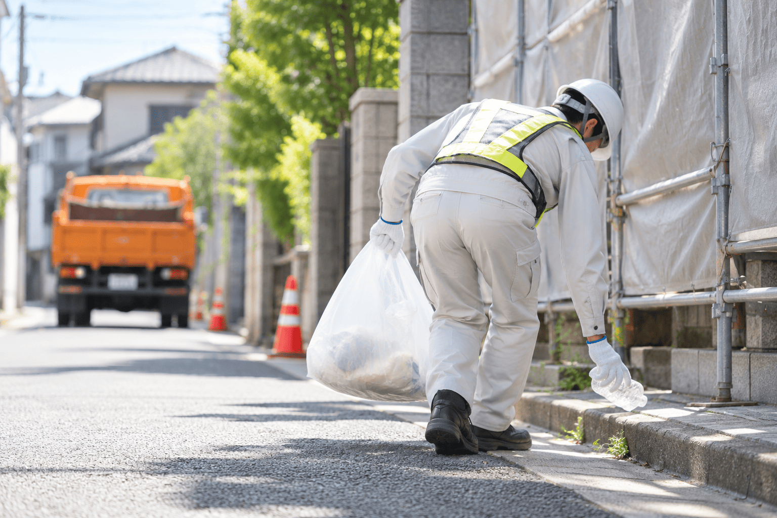 現場周辺でごみを拾い清掃する様子